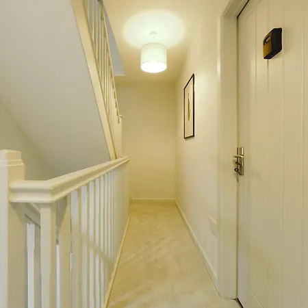 Beautiful Six Bedroom House - Wordsworth Apartment