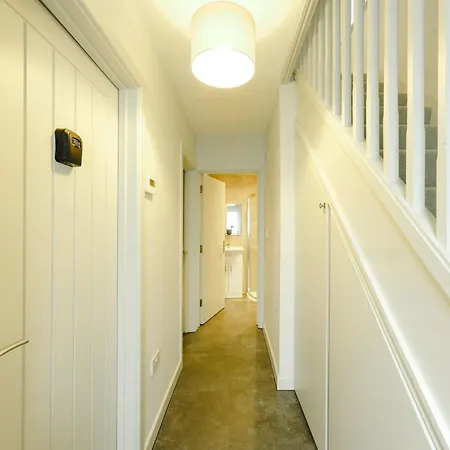 Apartment Beautiful Six Bedroom House - Wordsworth *