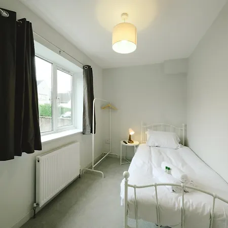 Beautiful Six Bedroom House - Wordsworth Apartment *