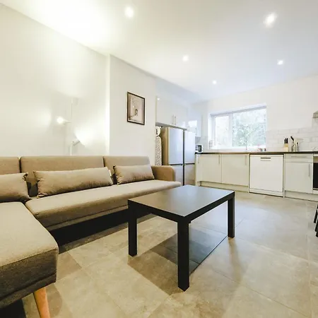 Apartment Beautiful Six Bedroom House - Wordsworth *