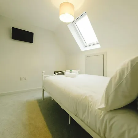 Beautiful Six Bedroom House - Wordsworth * Bristol