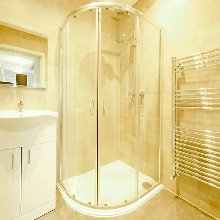Beautiful Six Bedroom House - Wordsworth Apartment Bristol