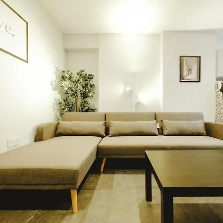 Beautiful Six Bedroom House - Wordsworth Apartment