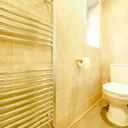 Beautiful Six Bedroom House - Wordsworth Apartment *