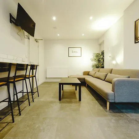 Apartment Beautiful Six Bedroom House - Wordsworth *