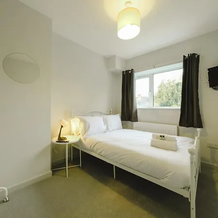 Beautiful Six Bedroom House - Wordsworth Apartment Bristol